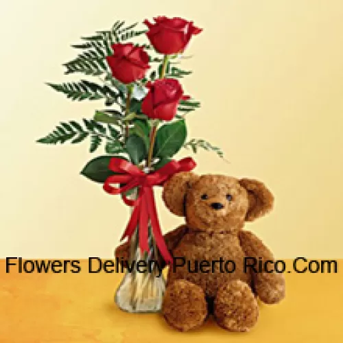 3 roses rouges avec des fougères dans un vase en verre accompagnées d'un mignon ours en peluche de 12 pouces de haut
