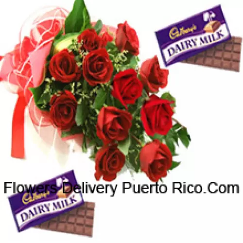 Bouquet de 11 roses rouges avec des garnitures saisonnières accompagnées de chocolats assortis Cadbury