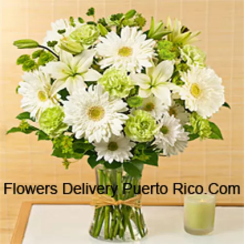 Gerbères blanches, alstroemeria blanches et autres fleurs de saison assorties arrangées magnifiquement dans un vase en verre