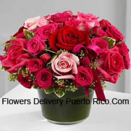 Un beau panier de roses rouges, roses foncées et roses claires. Ce panier contient au total 24 roses.